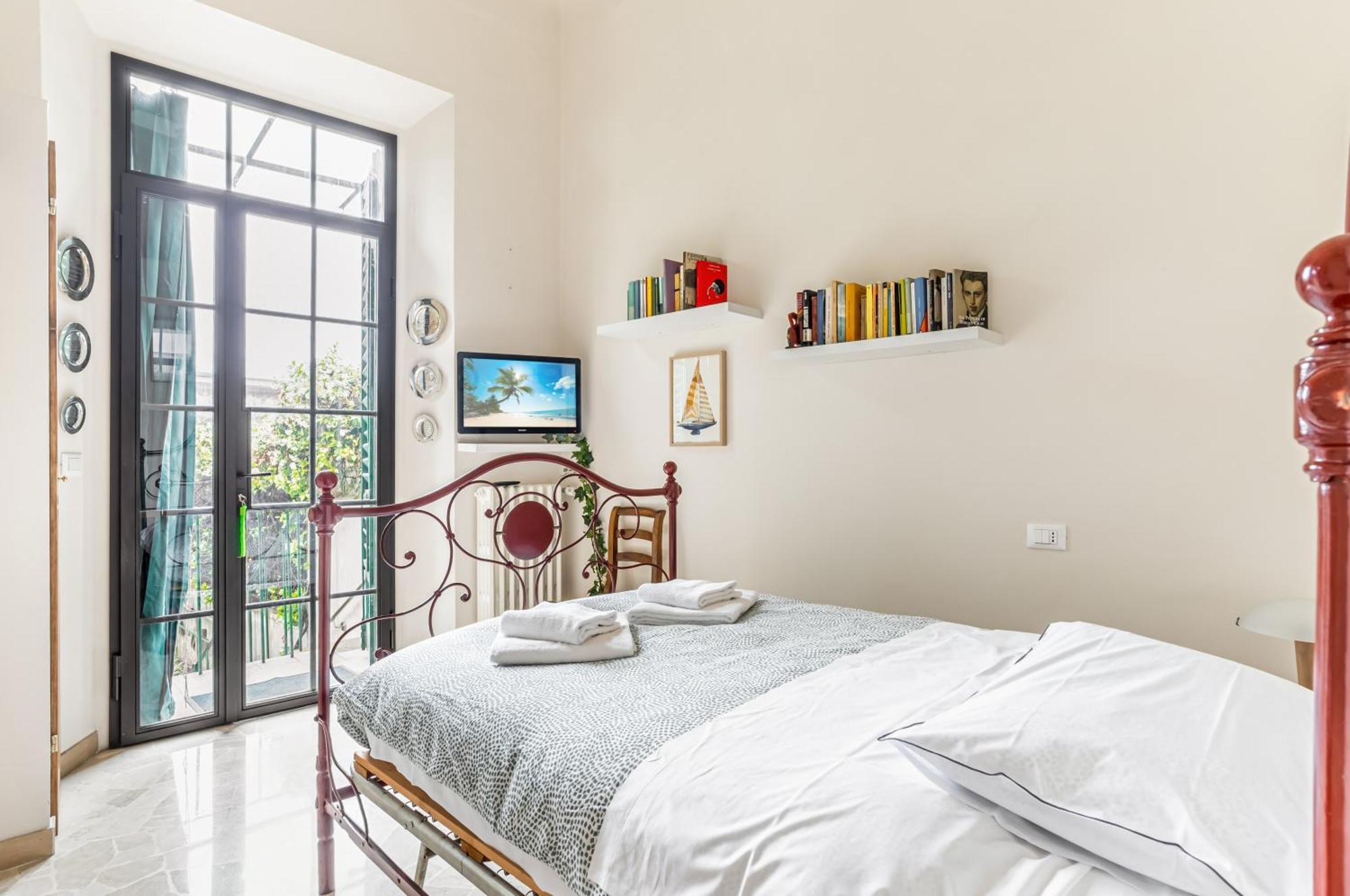 Bright With Private Garden And Balcony