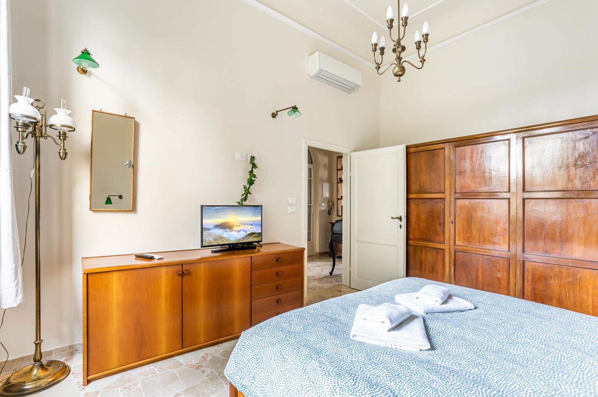 Bright With Private Garden And Balcony *