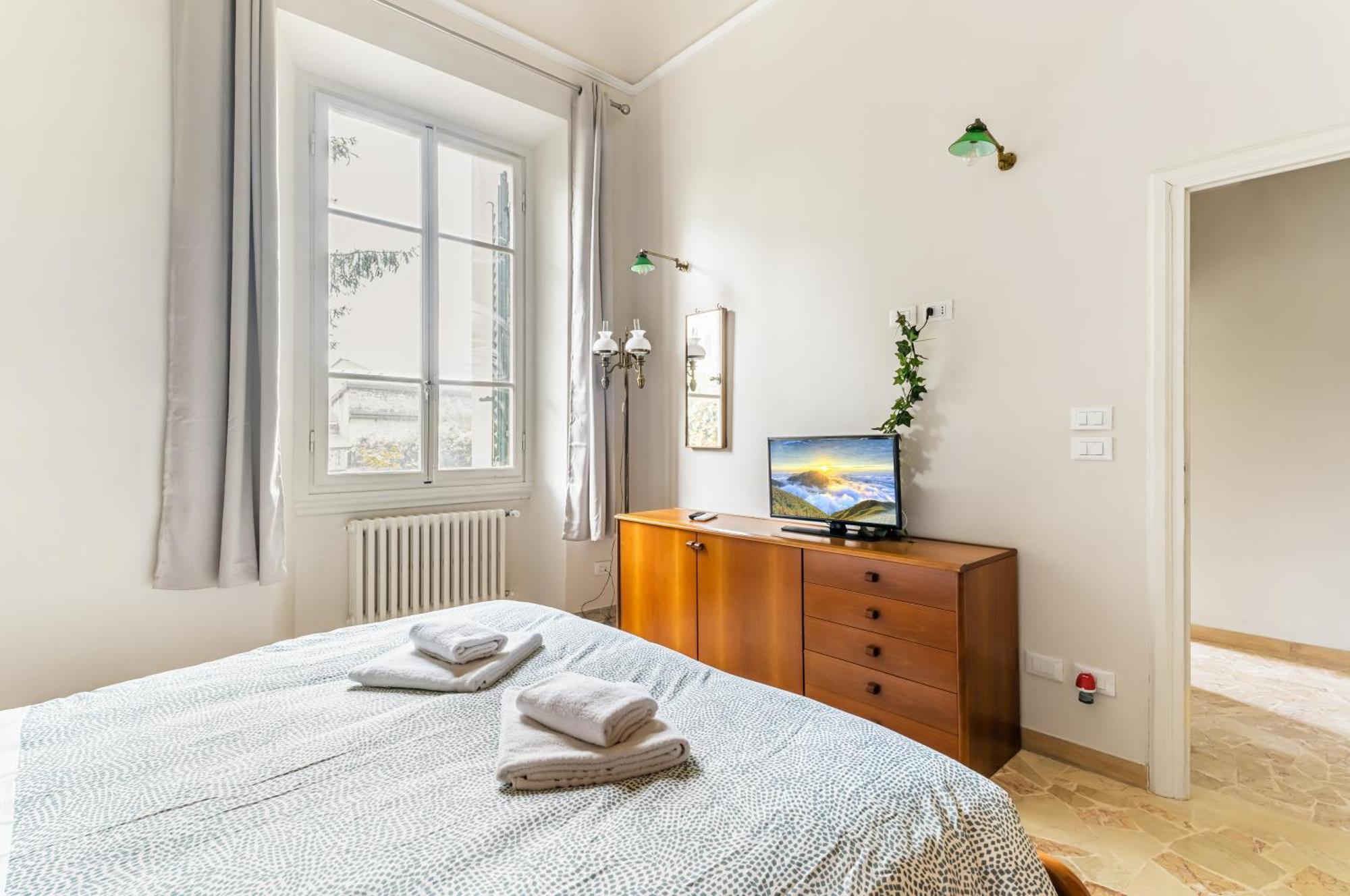 Bright With Private Garden And Balcony Florencia